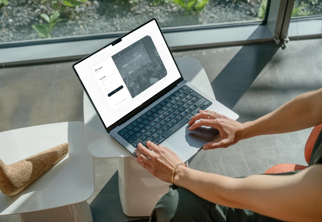 Notebook aberto no sistema Agenda Church