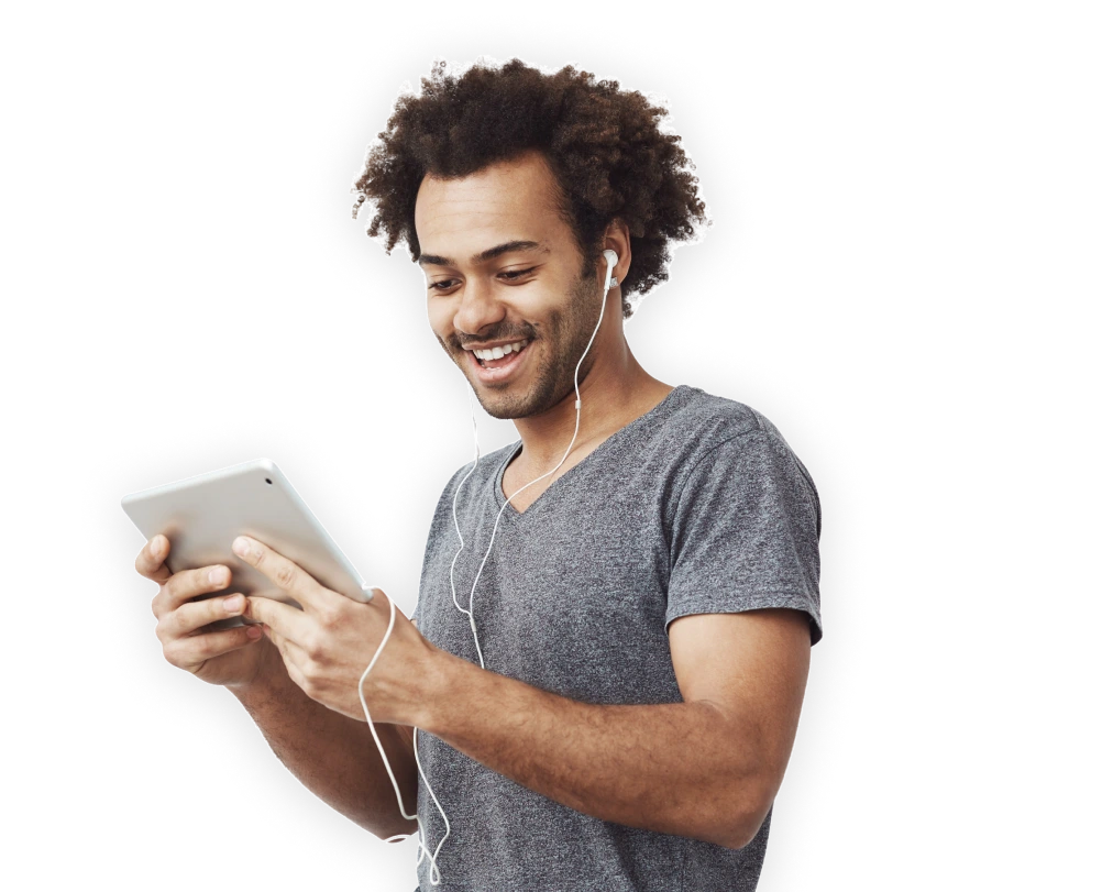 Homem sorrindo com um tablet na mão